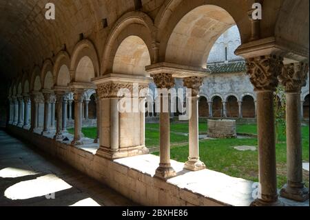 Die Kreuzgänge an der historischen Kathedrale in der schönen spanischen mittelalterlichen Stadt Girona. Bild der schönen Torbögen rund um den Arkadenplatz. Stockfoto