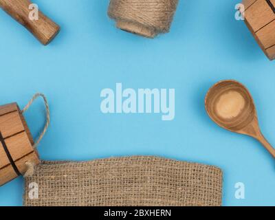 Alltagsgegenstände aus Holz und anderen natürlichen Materialien auf blauem Hintergrund. Stockfoto