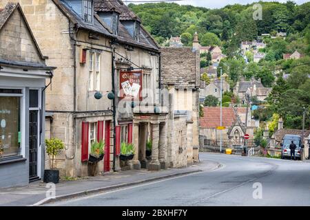 The Queens Head Pub im Dorf Box, Wiltshire, Großbritannien am 7. Juni 2020 Stockfoto