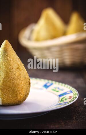 Gebratener Hähnchenschenkel, paniert. Traditionelle brasilianische salzig, genannt "coxinha" von Huhn. Brasilianische Küche. Stockfoto