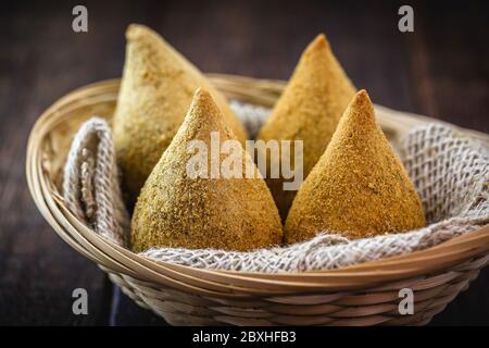 Traditionelle brasilianische gebratene Hühnerschenkel. "Coxinha Huhn, typisch salzig von Bäckereien und Imbisse und Geburtstage oder typische Partys. Stockfoto