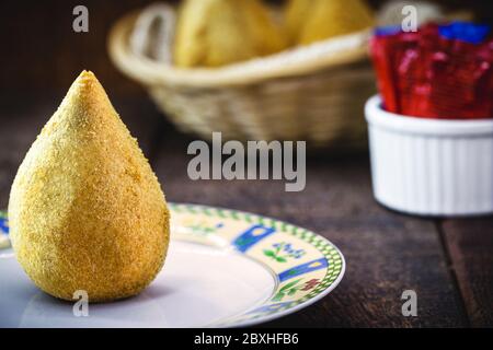 Gebratener Hähnchenschenkel, paniert. Traditionelle brasilianische salzig, genannt "coxinha" von Huhn. Brasilianische Küche. Stockfoto
