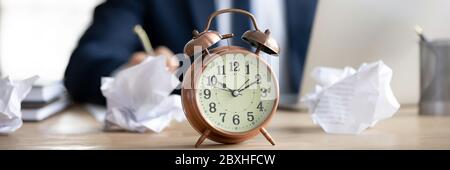 Panoramablick auf die Uhr mit Zugluft auf dem Schreibtisch Stockfoto