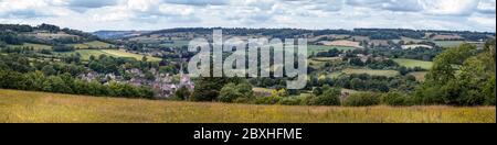 Panorama-Landschaft mit Blick auf das historische Dorf Box, in der Nähe von Bath in Wiltshire, Großbritannien am 7. Juni 2020 Stockfoto