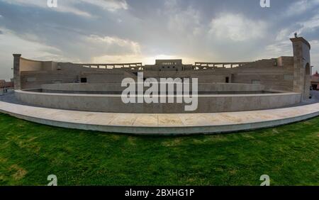 Das Amphitheater im Katara Cultural Village, Doha Katar Panoramablick bei Tageslicht mit Wolken am Himmel im Hintergrund. Stockfoto