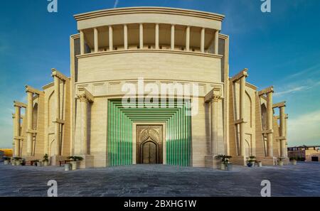 Das Amphitheater in Katara Cultural Village, Doha Katar Panoramablick bei Tageslicht von außen zeigt das Haupttor mit Wolken in den Himmel Stockfoto