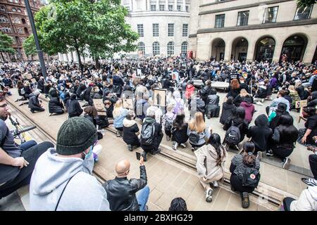 Manchester, Großbritannien. Juni 2020. Black Lives Matter Protest in Manchester am Sonntag, den 7. juni, auf dem St. Peters Platz, nahmen Tausende von Menschen - die meisten von ihnen trugen Gesichtsmasken für Covid-19.der heutige Protest war einer von drei, die am Wochenende in Manchester als Teil der Black Lives Matter Bewegung stattfinden sollten. Bild: Gary Roberts/Alamy Live News Stockfoto