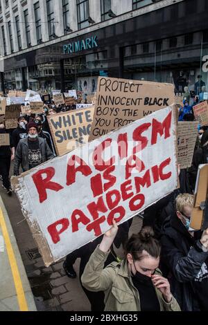 Manchester, Großbritannien. Juni 2020. Black Lives Matter Protest in Manchester am Sonntag, den 7. juni, auf dem St. Peters Platz, nahmen Tausende von Menschen - die meisten von ihnen trugen Gesichtsmasken für Covid-19.der heutige Protest war einer von drei, die am Wochenende in Manchester als Teil der Black Lives Matter Bewegung stattfinden sollten. Bild: Gary Roberts/Alamy Live News Stockfoto