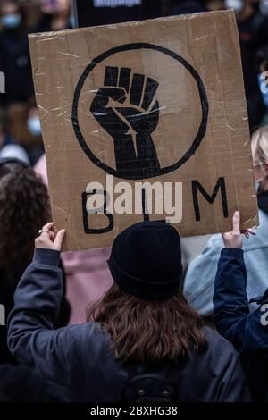 Manchester, Großbritannien. Juni 2020. Black Lives Matter Protest in Manchester am Sonntag, den 7. juni, auf dem St. Peters Platz, nahmen Tausende von Menschen - die meisten von ihnen trugen Gesichtsmasken für Covid-19.der heutige Protest war einer von drei, die am Wochenende in Manchester als Teil der Black Lives Matter Bewegung stattfinden sollten. Bild: Gary Roberts/Alamy Live News Stockfoto