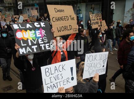 Manchester, Großbritannien. Juni 2020. Black Lives Matter Protest in Manchester am Sonntag, den 7. juni, auf dem St. Peters Platz, nahmen Tausende von Menschen - die meisten von ihnen trugen Gesichtsmasken für Covid-19.der heutige Protest war einer von drei, die am Wochenende in Manchester als Teil der Black Lives Matter Bewegung stattfinden sollten. Bild: Gary Roberts/Alamy Live News Stockfoto