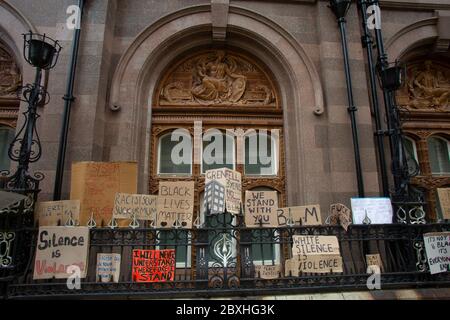 Manchester, Großbritannien. Juni 2020. Protest gegen schwarze Leben in Manchester Großbritannien am Sonntag, den 7. juni, gingen Plakate im Railings of Midland Hotel.der heutige Protest war einer von drei, die am Wochenende in Manchester als Teil der Bewegung für schwarze Leben Materie stattfinden sollten. Bild: Gary Roberts/Alamy Live News Stockfoto