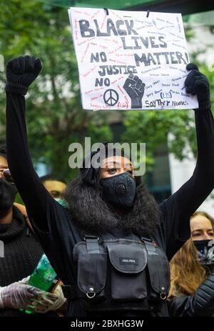 Manchester, Großbritannien. Juni 2020. Black Lives Matter Protest in Manchester am Sonntag, den 7. juni, auf dem St. Peters Platz, nahmen Tausende von Menschen - die meisten von ihnen trugen Gesichtsmasken für Covid-19.der heutige Protest war einer von drei, die am Wochenende in Manchester als Teil der Black Lives Matter Bewegung stattfinden sollten. Bild: Gary Roberts/Alamy Live News Stockfoto