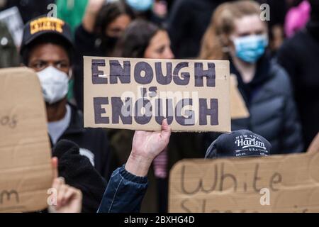 Manchester, Großbritannien. Juni 2020. Black Lives Matter Protest in Manchester am Sonntag, den 7. juni, auf dem St. Peters Platz, nahmen Tausende von Menschen - die meisten von ihnen trugen Gesichtsmasken für Covid-19.der heutige Protest war einer von drei, die am Wochenende in Manchester als Teil der Black Lives Matter Bewegung stattfinden sollten. Bild: Gary Roberts/Alamy Live News Stockfoto