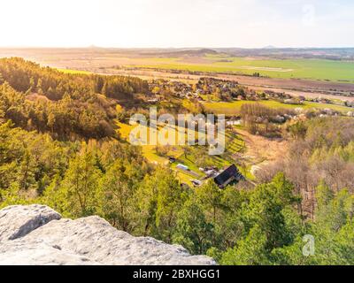 Aussichtspunkt auf der Spitze der Sandsteinfelsen in Prihrrazy Rocks, Böhmisches Paradies, Tschechische Republik. Stockfoto