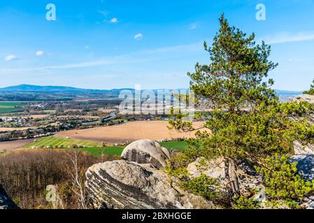 Aussichtspunkt auf der Spitze der Sandsteinfelsen in Prihrrazy Rocks, Böhmisches Paradies, Tschechische Republik. Stockfoto