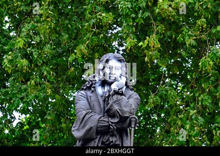 Eine umstrittene Statue des Sklavenhändlers Edward Colston in Bristol, Großbritannien am 15. Juli 2017. Sein Gesicht ist aus Protest gegen seine Präsenz im Stadtzentrum mit weißer Farbe markiert. Am 7. Juni 2020 wurde die Statue von Protestierenden gestürzt und in den Stadthafen geworfen. Stockfoto