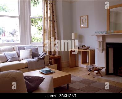 Modernes Wohnzimmer im viktorianischen Haus Stockfoto