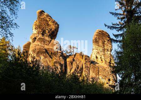 Monumentale Sandsteinfelsen-Formation im Miidle des Quellwaldes des Böhmischen Paradieses, Tschechisch: Cesky raj, Tschechische Republik. Stockfoto