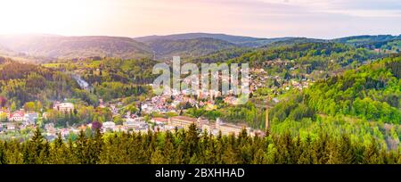 Tanvald - kleine Bergstadt im Isergebirge, Tschechische Republik. Stockfoto