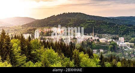 Tanvald - kleine Bergstadt im Isergebirge, Tschechische Republik. Stockfoto