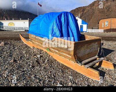 Lastenschlitten (Komatik) am Strand im Grise Fjord auf Ellesmere Island, Kanadas nördlichste Gemeinde, machten praktisch alle Inuit-Peopl aus Stockfoto