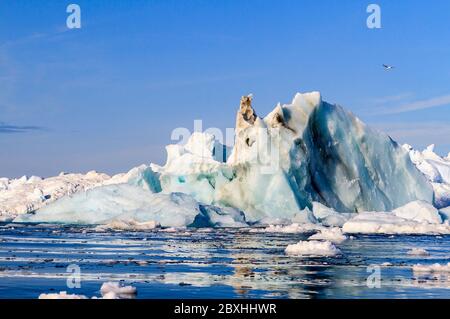 Eisberge ersticken Disko Bay vor Ilulissat das ganze Jahr über. Sie stammen vom nahe gelegenen Jakobshavn-Gletscher, dem produktivsten Gletscher der Welt. Stockfoto