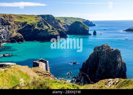 Mit Blick auf Mullion Cove an einem wunderschönen sonnigen Sommertag. Cornwall England Großbritannien Europa Stockfoto
