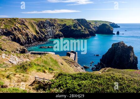 Mit Blick auf Mullion Cove an einem wunderschönen sonnigen Sommertag. Cornwall England Großbritannien Europa Stockfoto