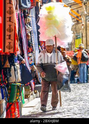 BOLIVIEN, POTOSI, 21. JULI 2008: Zuckerwatte-Verkäufer in den Straßen von La Paz, Bolivien, Südamerika. Stockfoto