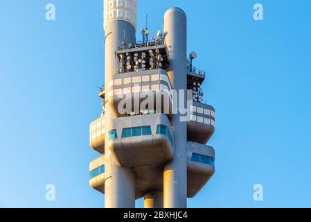 Zizkov Fernsehturm in Prag, Tschechische Republik. Detailansicht des zentralen Teils. Stockfoto