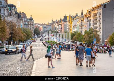 PRAG, TSCHECHISCHE REPUBLIK - 16. AUGUST 2018: Wenzelsplatz, Vaclavske namesti, mit vielen Menschen am sonnigen Sommerabend. Prag, Tschechische Republik Stockfoto