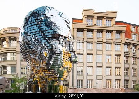 PRAG, TSCHECHISCHE REPUBLIK - 17. AUGUST 2018: Statue von Franz Kafka. Mechanische Skulptur aus glänzendem Metall des berühmten tschechischen Schriftstellers. Büste des Künstlers David Cerny. Prag, Tschechische Republik. Stockfoto