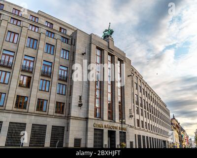 PRAG, TSCHECHISCHE REPUBLIK - 28. AUGUST 2018: Tschechische Nationalbank, CNB, Zentralbank und Finanzmarktaufsicht. Hauptsitz in Prag, Tschechische Republik. Stockfoto