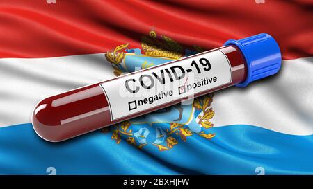 Flagge des Samara Oblast winkend im Wind mit einem positiven Covid-19 Blutprobe Rohr. Stockfoto