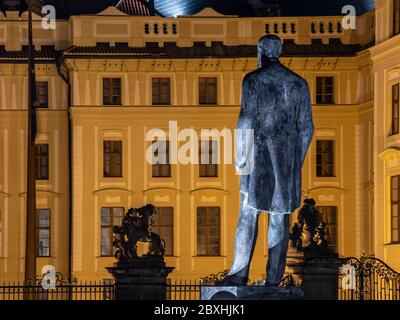 PRAG, TSCHECHISCHE REPUBLIK - 11. OKTOBER 2018: Der erste Präsident der Tschechoslowakei - Tomas Garrigue Masayk, alias TGM, Statue auf dem Hradcanske Platz in der Nähe der Prager Burg, Prag, Tschechische Republik. Blick von der Rückseite bei Nacht. Stockfoto