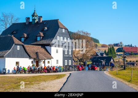 JIZERKA, TSCHECHISCHE REPUBLIK - 13. OKTOBER 2018: Pansky dum Hotel und Restaurant in Jizerka Dorf, Tschechische Republik. Stockfoto