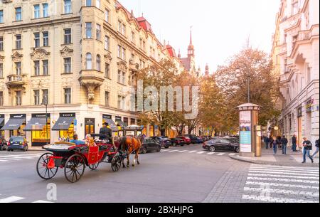 PRAG, TSCHECHISCHE REPUBLIK - 17. OKTOBER 2018: Kutschenfahrt in der Parizska Straße am Altstädter Ring in Prag. Tourismus in der Hauptstadt der Tschechischen Republik. Stockfoto