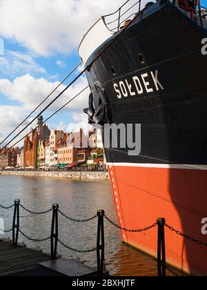 DANZIG, POLEN - 25. AUGUST 2014: SS Soldek am Motlawa-Fluss in Danzig. Ship ist ein Teil des Marine Museums in Danzig, Polen. Stockfoto