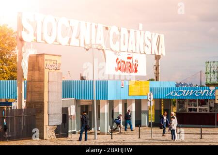 DANZIG, POLEN - 26. AUGUST 2014: Eingangstor der Danziger Werft. Ort der großen Streiks in den 80er Jahren und Geburtsort der Solidaritätsbewegung. Danzig, Polen. Stockfoto