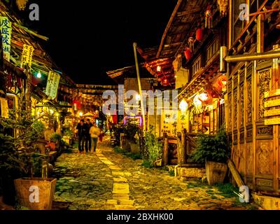 SHANGRILA, CHINA, 20. NOVEMBER 2013: Nachtansicht des Zentrums der Altstadt der chinesischen Stadt shangri-la, bekannt als zhongdian. Stockfoto