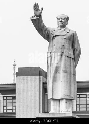 CHENGDU, CHINA - 27. AUGUST 2012: Statue des Vorsitzenden Mao Zedong auf dem Tianfu Platz, Chengdu, Provinz Sichuan, China Stockfoto