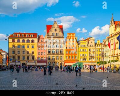 BRESLAU, POLEN - 28. AUGUST 2014: Bunte Häuser auf dem Hauptplatz in Breslau, Polen. Stockfoto