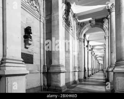 KARLOVY VARY, TSCHECHISCHE REPUBLIK - 14. DEZEMBER 2013: Mühlenkolonnade, Tschechische: Mlynska kolonada, in Kalovy Vary, Tschechische Republik. Mit busta von Josef Zitek - berühmter Architekt. Stockfoto