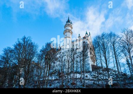 Alte Burg zwischen den Bäumen mit einem blauen Himmel auf dem Hintergrund Stockfoto