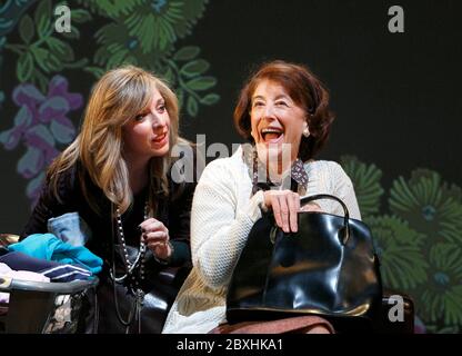 l-r: Tracy Ann Oberman (Fiona), Maureen Lipman (Joyce) in OLD MONEY von Sarah Wooley im Hampstead Theater, London NW3 05/12/2012 Design: Tim Shortall Beleuchtung: Rick Fisher Regie: Terry Johnson Stockfoto