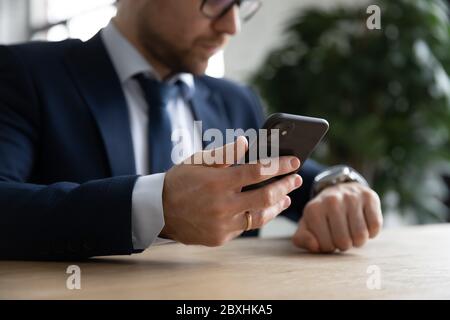 Nahaufnahme von Geschäftsmann Multitasking mit Gadgets am Arbeitsplatz Stockfoto