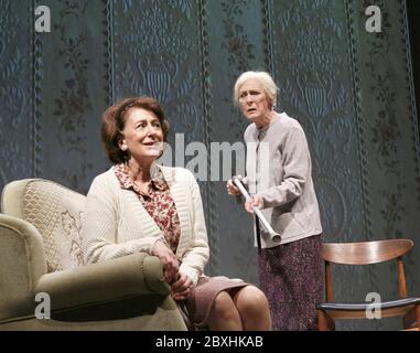 l-r: Maureen Lipman (Joyce), Helen Ryan (Pearl) in OLD MONEY von Sarah Wooley im Hampstead Theater, London NW3 05/12/2012 Design: Tim Shortall Beleuchtung: Rick Fisher Regie: Terry Johnson Stockfoto