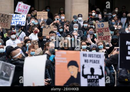 Manchester, Großbritannien. Juni 2020. Mitglieder der Öffentlichkeit werden bei einem Black Lives Matter Protest in Manchester, Großbritannien, gesehen. Kredit: Jon Super/Alamy Live News. Stockfoto