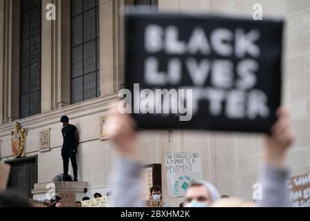 Manchester, Großbritannien. Juni 2020. Mitglieder der Öffentlichkeit werden bei einem Black Lives Matter Protest in Manchester, Großbritannien, gesehen. Kredit: Jon Super/Alamy Live News. Stockfoto