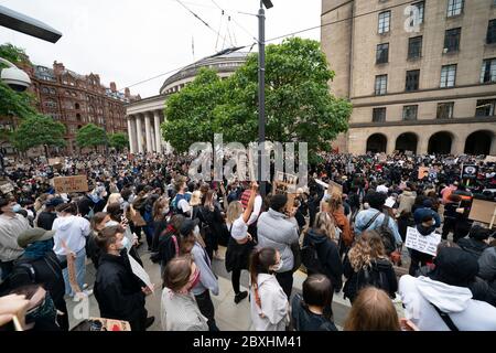 Manchester, Großbritannien. Juni 2020. Mitglieder der Öffentlichkeit werden bei einem Black Lives Matter Protest in Manchester, Großbritannien, gesehen. Kredit: Jon Super/Alamy Live News. Stockfoto